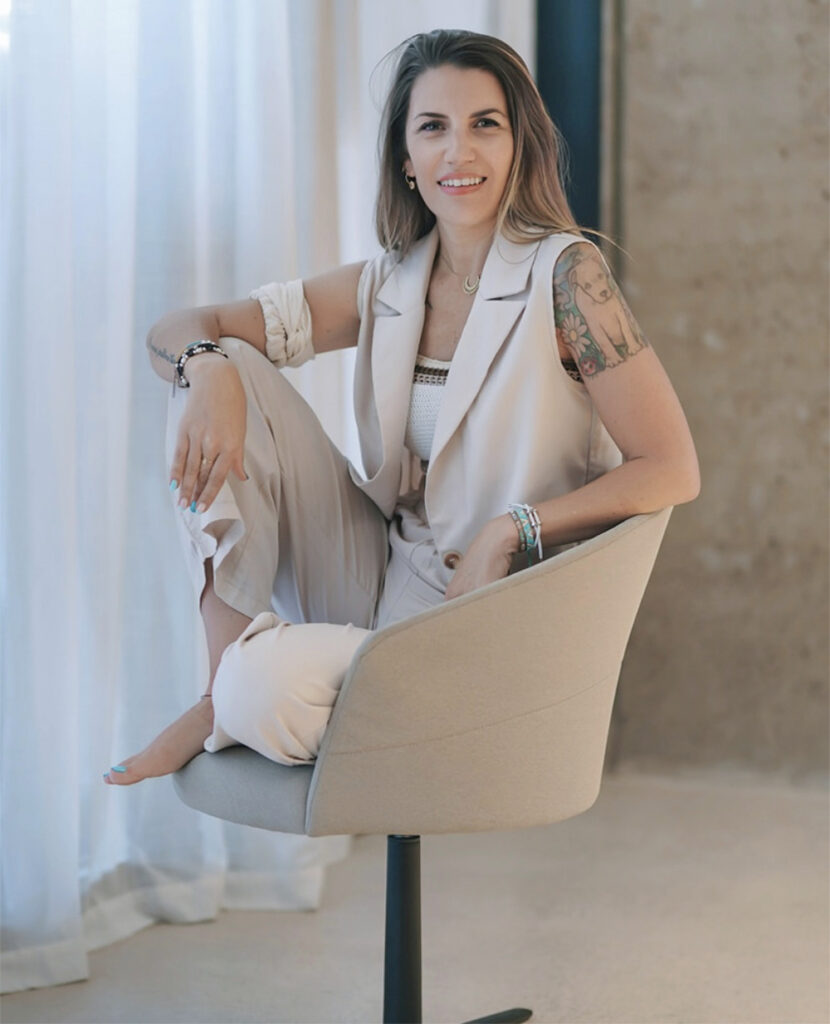 lidia-sentada